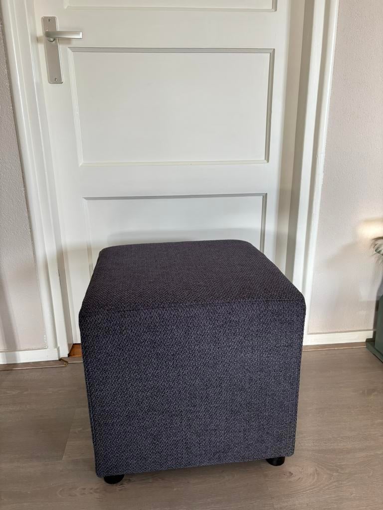 Grijze hocker, Ophalen, Zo goed als nieuw, Overige materialen