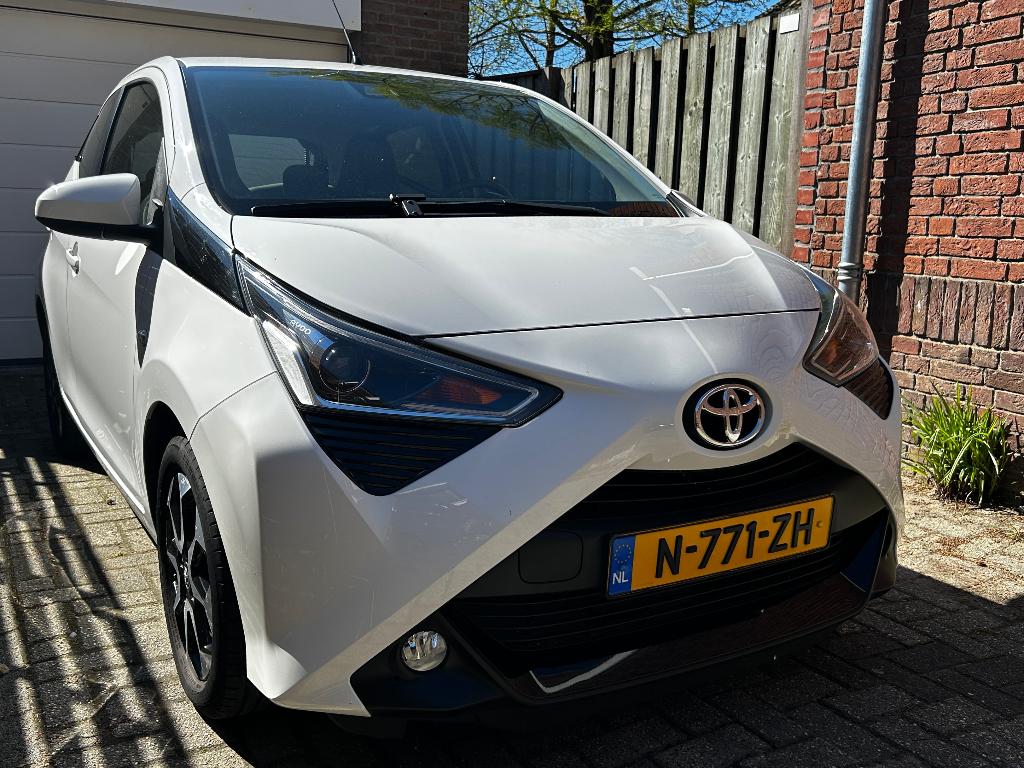 TOYOTA AYGO 5 DRS AUTOMAAT, 9.500 km 1.0 VVT-i, 72 pk, 2021, Auto's, Toyota, Stof, Euro 6, Grijs, Particulier