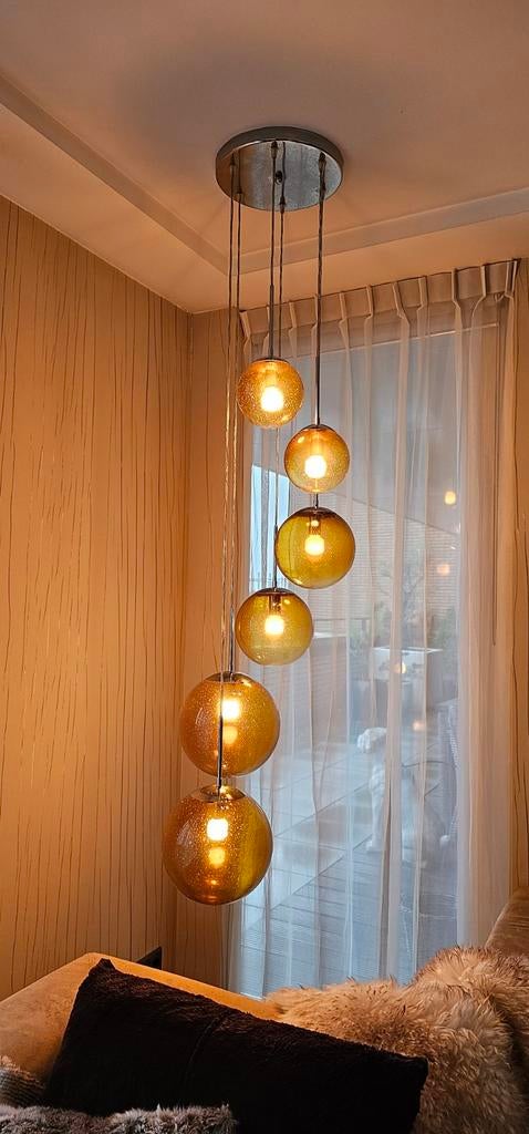Moderne hanglamp met 6 amberkleurige glazen bollen, Huis en Inrichting, Lampen | Hanglampen, Ophalen of Verzenden, Zo goed als nieuw