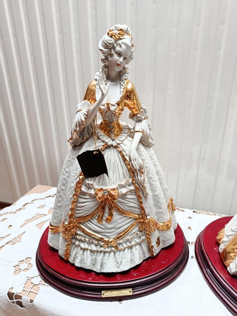 Twee beelden capodimonte in zeer goede kwaliteit serieus bie, Ophalen, Zo goed als nieuw, Figuurtje