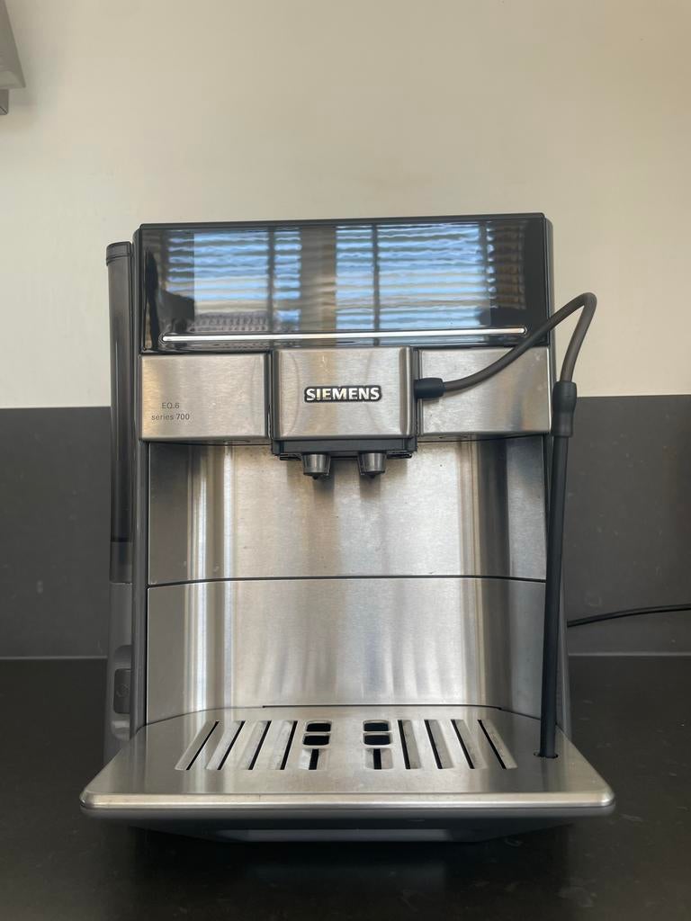 Siemens EQ.6 series 700 volautomatische espressomachine, Witgoed en Apparatuur, Koffiezetapparaten, Stoompijpje, Espresso apparaat
