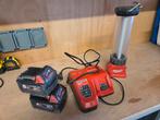Mikwaukee lader, lamp en 2 5.0 accu's., Ophalen of Verzenden