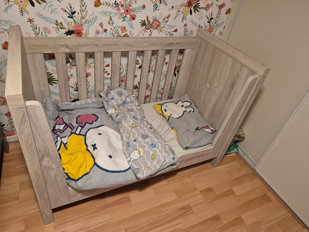 Ledikant (ombouwen tot in- uitstap) en Commode, Ophalen, Gebruikt, Jongetje of Meisje