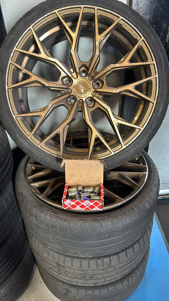 TESLA VELGEN MET SPECIAAL MOERBOUTEN VELGEN HEBBEN SCHADE, Gebruikt, Banden en Velgen, Ophalen of Verzenden, 235 mm