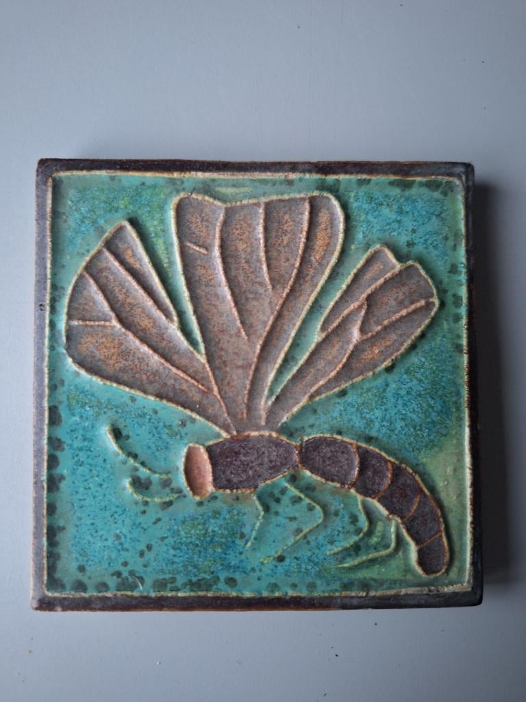 Cloisonne ( metsel) tegel Porceleyne Fles van een libel, Antiek en Kunst, Antiek | Wandborden en Tegels, Ophalen of Verzenden