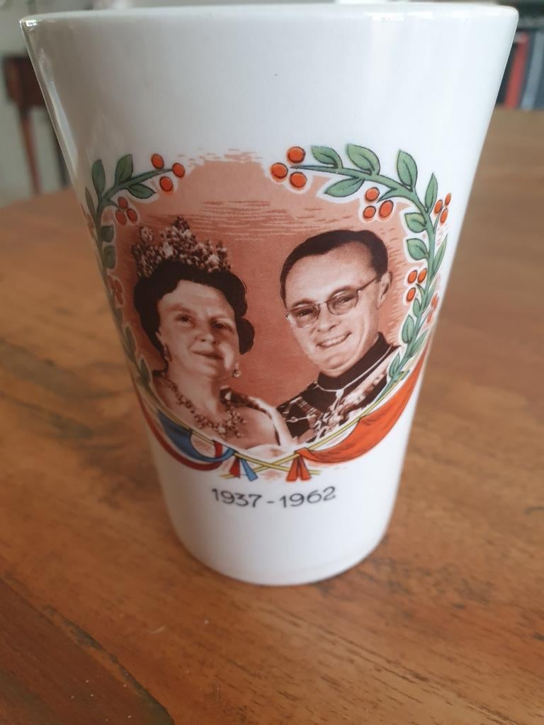 Beker en Tegeltje Juliana & Bernhard 25 Jaar Huwelijk, Verzamelen, Ophalen of Verzenden, Gebruikt, Nederland, Servies