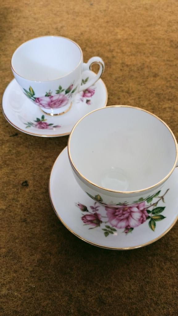 Twee Royal Grafton theekopjes met schotels, roze rozen, Ophalen of Verzenden