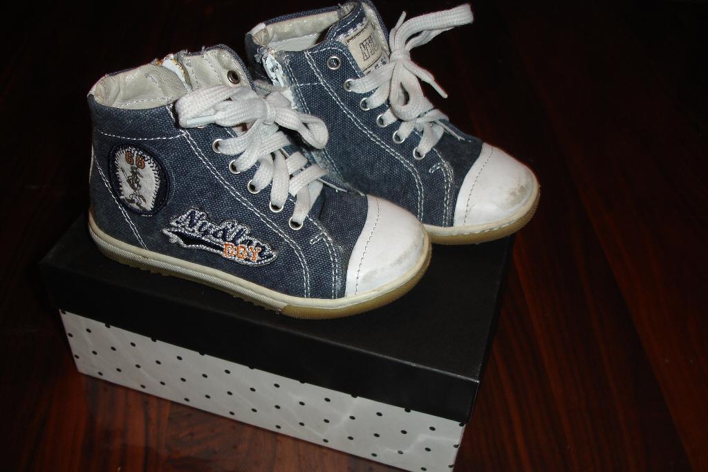 Monnalisa ny lon coyote sneakers schoenen met veters 24!, Schoentjes, Jongetje of Meisje, Ophalen of Verzenden, Zo goed als nieuw