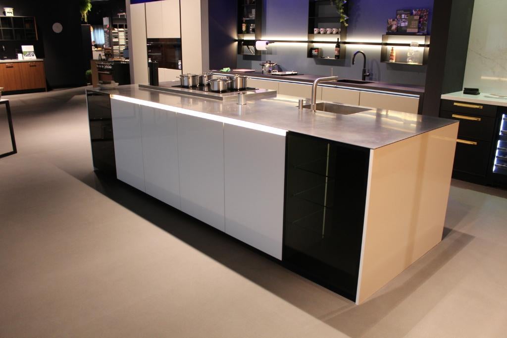 JO47 Professioneel werkeiland met Quooker & kookplaat, Ophalen, Lübbecker Straße 119 32278 Kirchlengern Duitsland, Rotpunkt Küchen GmbH