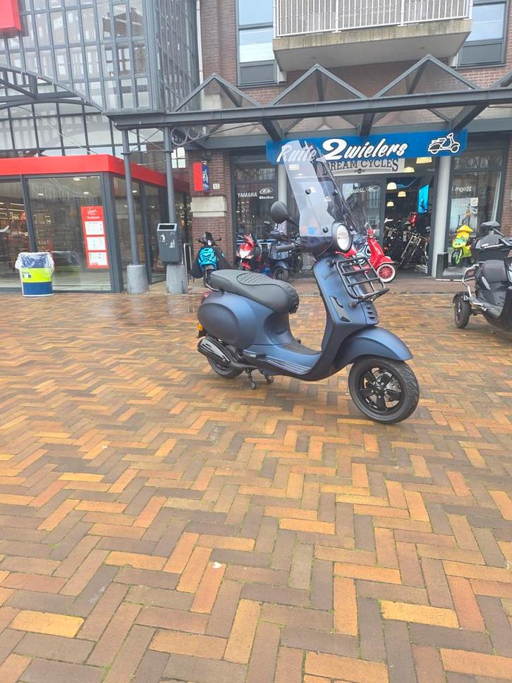 Vespa Primavera 45km 4t Special paint.., Fietsen en Brommers, Scooters | Vespa, Zo goed als nieuw, Overige modellen, Maximaal 45 km/u