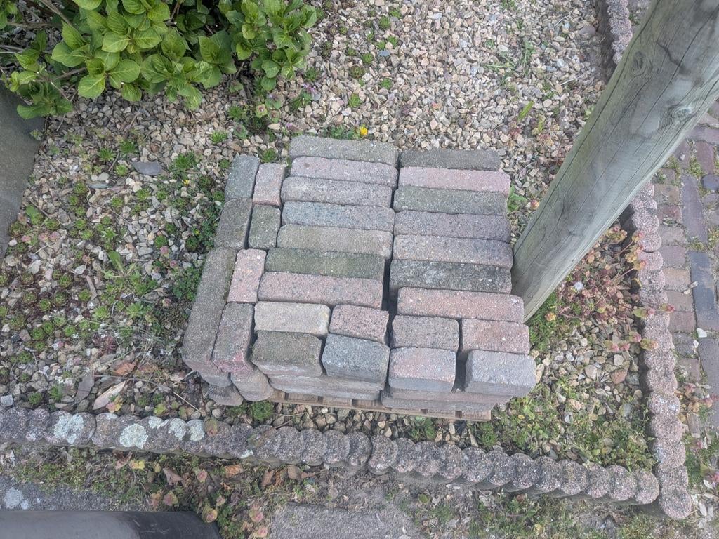 Gratis af te halen: Waalformaatjes, natuur- en betontegels, Gebruikt, Klinkers, Ophalen of Verzenden, Natuursteen