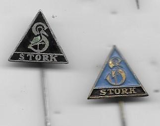2 X STORK HENGELO SPELDEN VERSCHILLENDE, Verzamelen, Ophalen of Verzenden, Gebruikt, Merk, Speldje of Pin