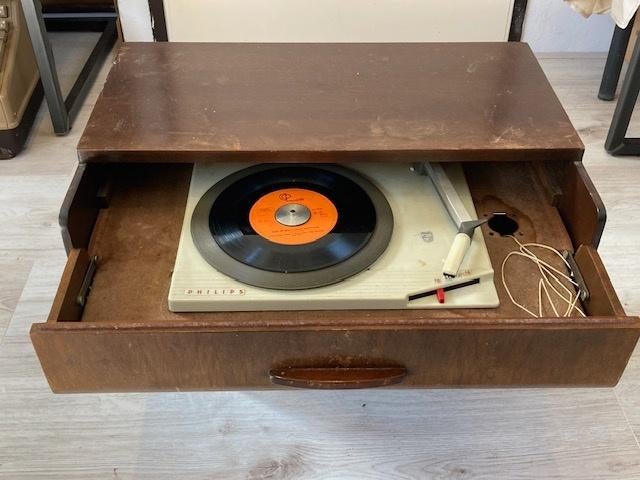 Antieke Platenspeler, Ophalen