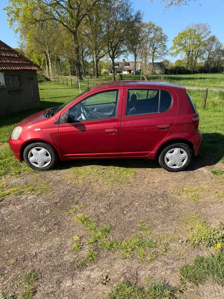 Toyota Yaris 1.3 16V 5DR 2002 Rood, Voorwielaandrijving, 1299 cc, 31 €/maand, 4 cilinders