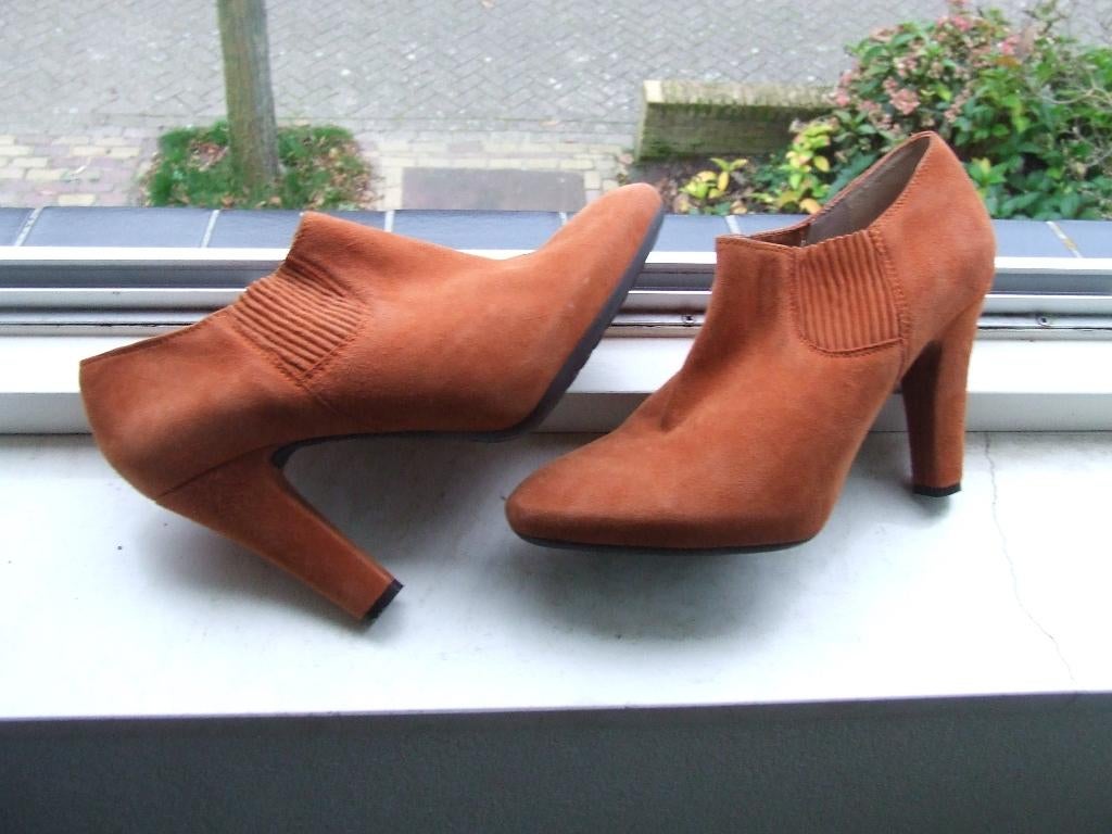 Unisa hoog gesloten pumps terra/cognac maat 39, Pumps, Overige kleuren, Ophalen of Verzenden, Zo goed als nieuw