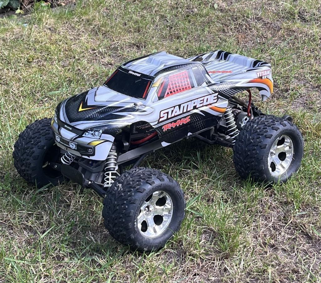 Traxxas Stampede 2WD. Rijklaar met extra accu, Hobby en Vrije tijd, Modelbouw | Radiografisch | Auto's, Gebruikt, Auto offroad