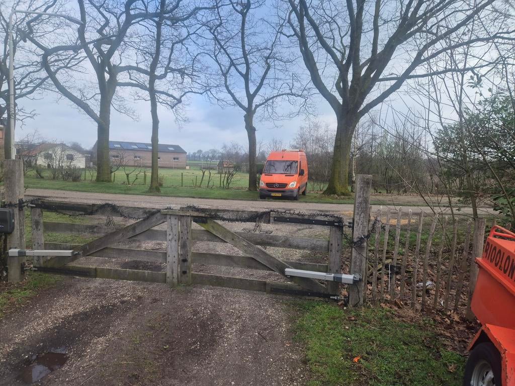 Elektrische houten tuinpoort / landhek te koop, Tuin en Terras, Tuinpoorten, Ophalen, 100 tot 150 cm, Hout, 200 cm of meer