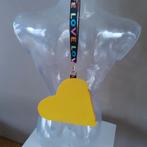 Gele hartvormige polstas met 'LOVE' band, Ophalen of Verzenden, Zo goed als nieuw, Geel, Avondtasje