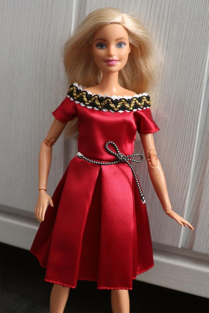 Barbie kleding nieuw - Korte jurk rood satijn met strikje, Ophalen of Verzenden, Nieuw, Barbie