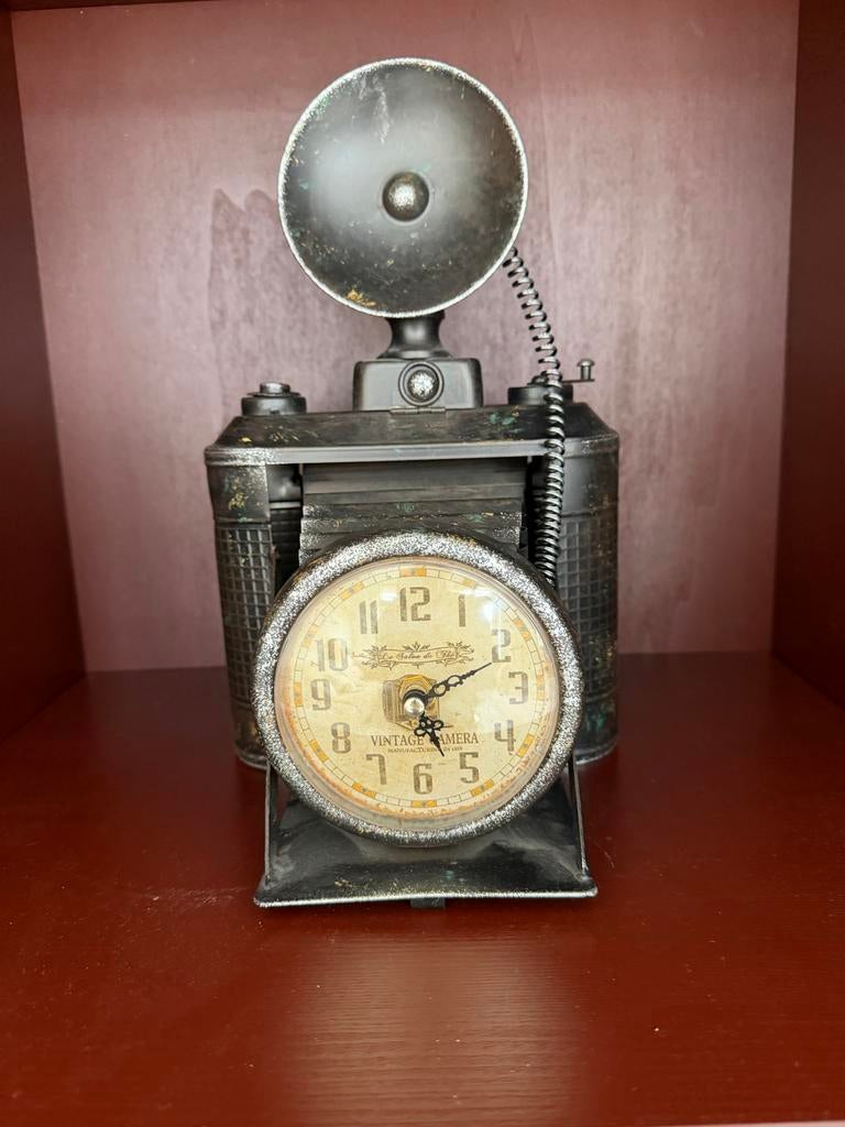 Decoratieve "retro camera" klok, Ophalen of Verzenden, Gebruikt, Analoog, Wekker of Tafelklok