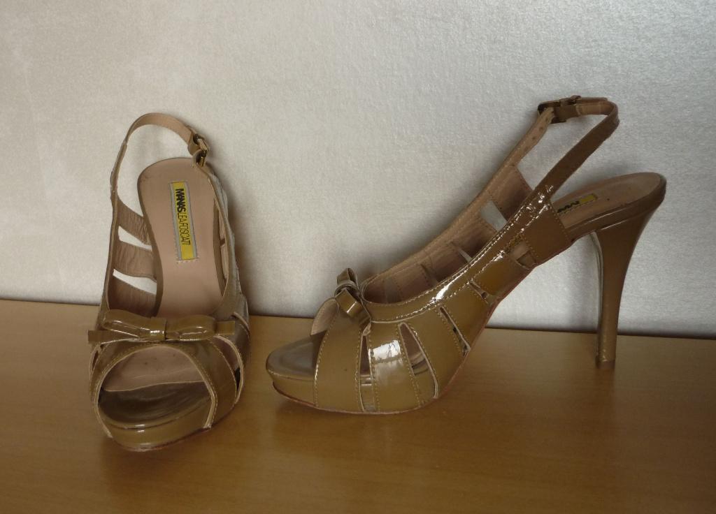 Camelkleurige laklederen pumps hakken Manas Lea foscati, Ophalen of Verzenden, Zo goed als nieuw, Zwart