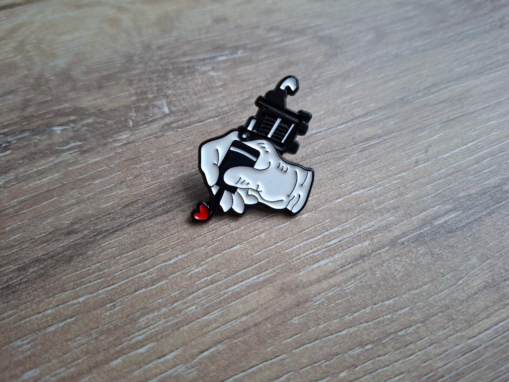 1 mooie pin van een hand die aan het tatoeëren is te koop, Ophalen of Verzenden, Nieuw, Overige onderwerpen, Speldje of Pin
