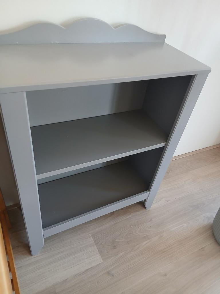 Ikea Hensvik laag boekenkastje, Huis en Inrichting, Kasten | Roldeurkasten en Archiefkasten, Ophalen, 25 tot 50 cm, 50 tot 100 cm