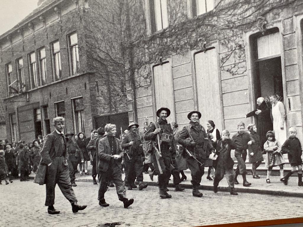 Waalwijk in oude ansichten deel 3  (veel foto's bevrijding), Tweede Wereldoorlog, Ophalen of Verzenden, Zo goed als nieuw, Landmacht