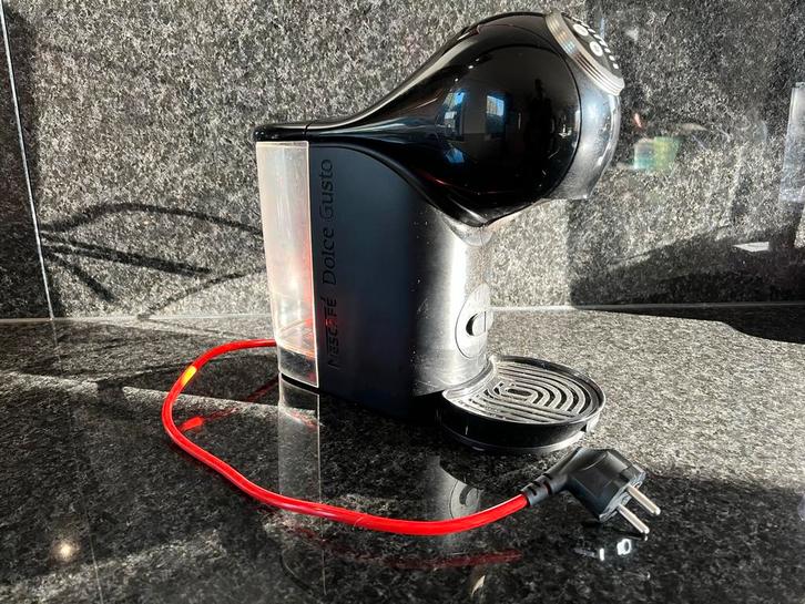 Dolce Gusto apparaat met diverse cups, Witgoed en Apparatuur, Koffiezetapparaten, Gebruikt, Koffiepads en cups, Koffiemachine