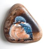 Jonge IJsvogel, hand geschilderd op een grote riviersteen, Ophalen of Verzenden