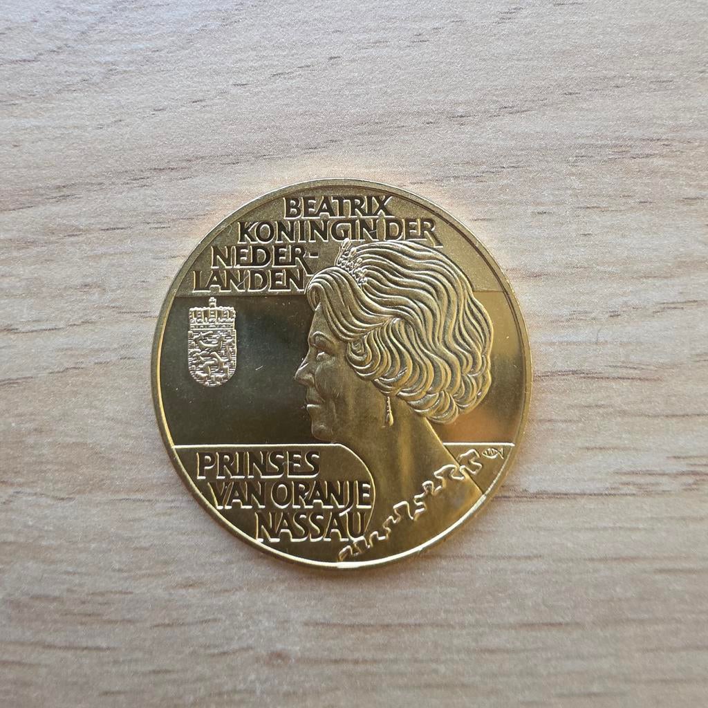 Herdenkingsmunt goudkleurig Beatrix, Ophalen of Verzenden, Overige landen, 2 euro