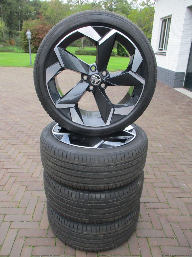 NIEUW Originele Skoda Superb 19 inch velgen RS, Auto-onderdelen, Banden en Velgen, Banden en Velgen, Nieuw, 235 mm, Personenwagen