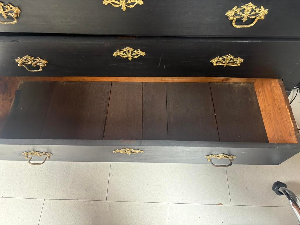 Klassieke houten ladekast – zwart met gouden details, Huis en Inrichting, Gebruikt, Minder dan 100 cm, Hout, Ophalen