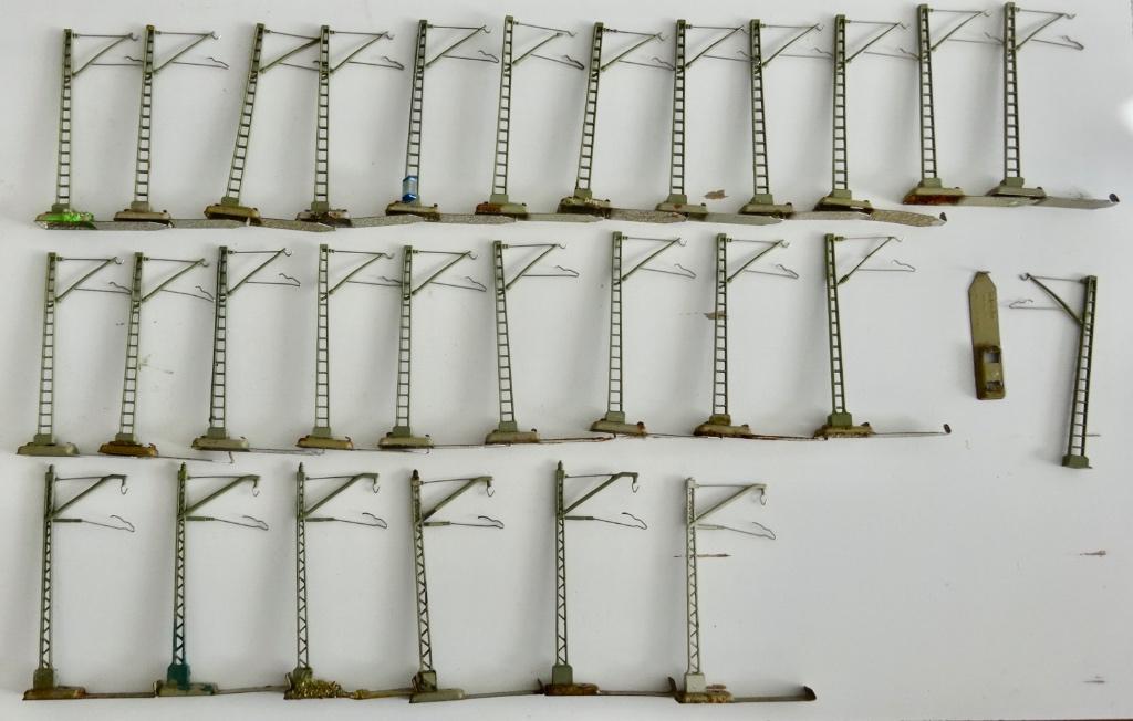 Ruim 45 masten voor bovenleiding, deels Marklin, Gebruikt, Gelijkstroom of Wisselstroom, Rails, Ophalen of Verzenden