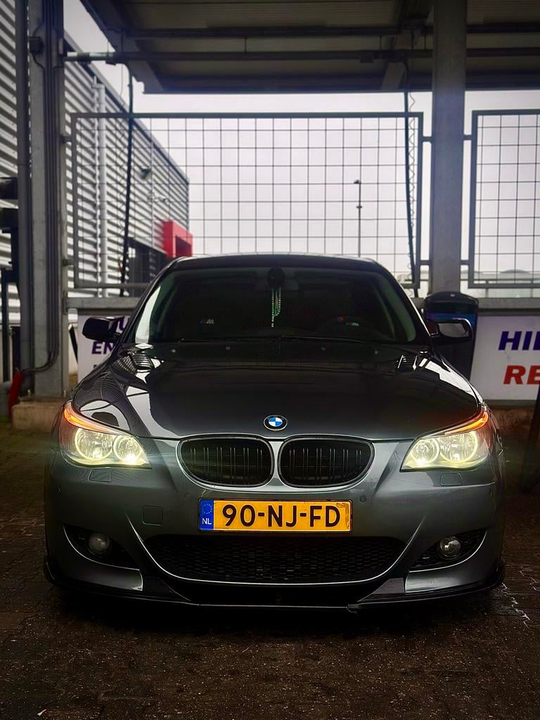 BMW 5-Serie 2.2 I 520i AUT 2003 Grijs, Auto's, BMW, Particulier, 5-Serie, Android Auto, Apple Carplay, Boordcomputer, Cruise Control