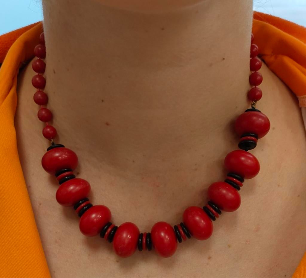 Vintage jaren '60 kunststof rode (en zwarte) kralen ketting, Sieraden, Tassen en Uiterlijk, Kettingen, Ophalen of Verzenden, Zo goed als nieuw