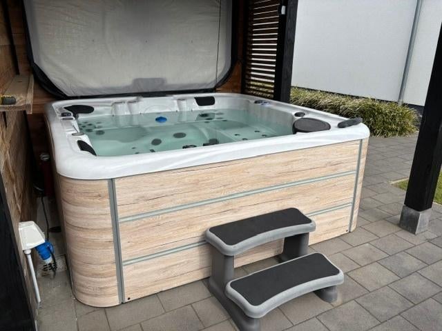 Jacuzzi 5 persoons met 3 ligplaatsen, Ophalen, Gebruikt, Afdekzeil, Vast
