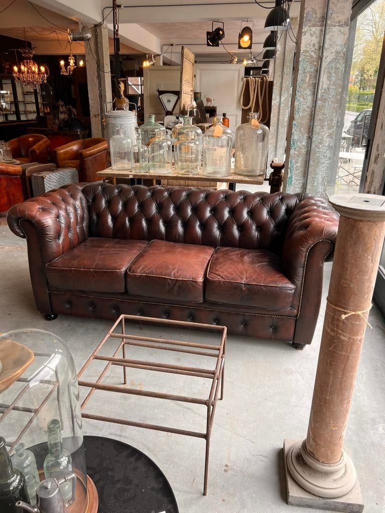 Chesterfield bank - Klassieke leren driezitsbank, Huis en Inrichting, Banken | Bankstellen, Gebruikt, Rechte bank, Driepersoons