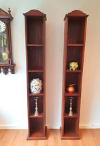 Twee houten hoge smalle wandkasten boekenkast stellingkast e, Ophalen, Zo goed als nieuw, 25 tot 50 cm