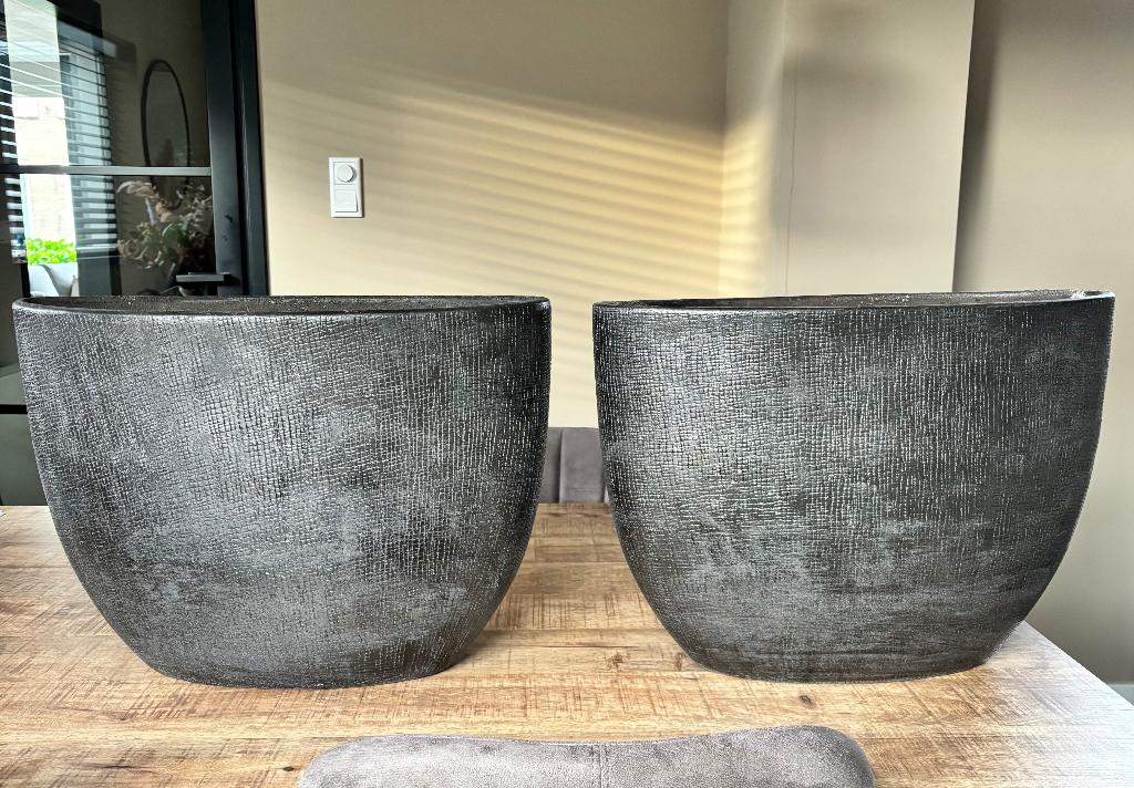 2 Plantenpotten Mira Ovaal zwart/grijs, Ophalen, Binnen, Zo goed als nieuw, Overige vormen