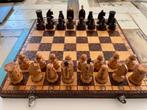 Prachtig schaakspel. Houtsnijwerk uit Polen. 40cm breed., Een of twee spelers, Ophalen of Verzenden, Gebruikt