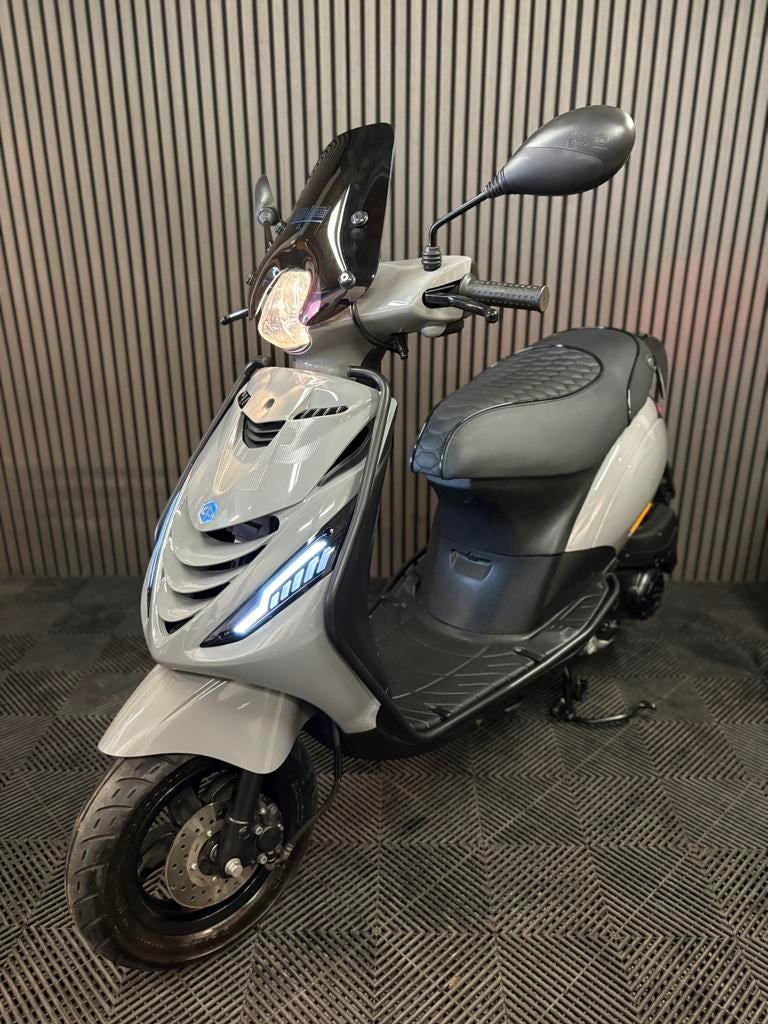 PIAGGIO ZIP 4T 3V 2023 BROM FULL OPTION NARDO GREY, Maximaal 45 km/u, Zip, Ophalen of Verzenden, Zo goed als nieuw