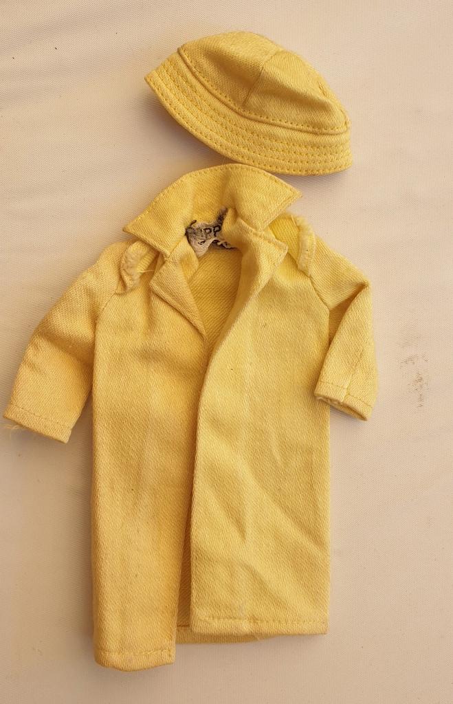 (Barbie) Skipper  jas en hoed met label  zie omschrijving, Verzamelen, Poppen, Ophalen of Verzenden, Kleertjes