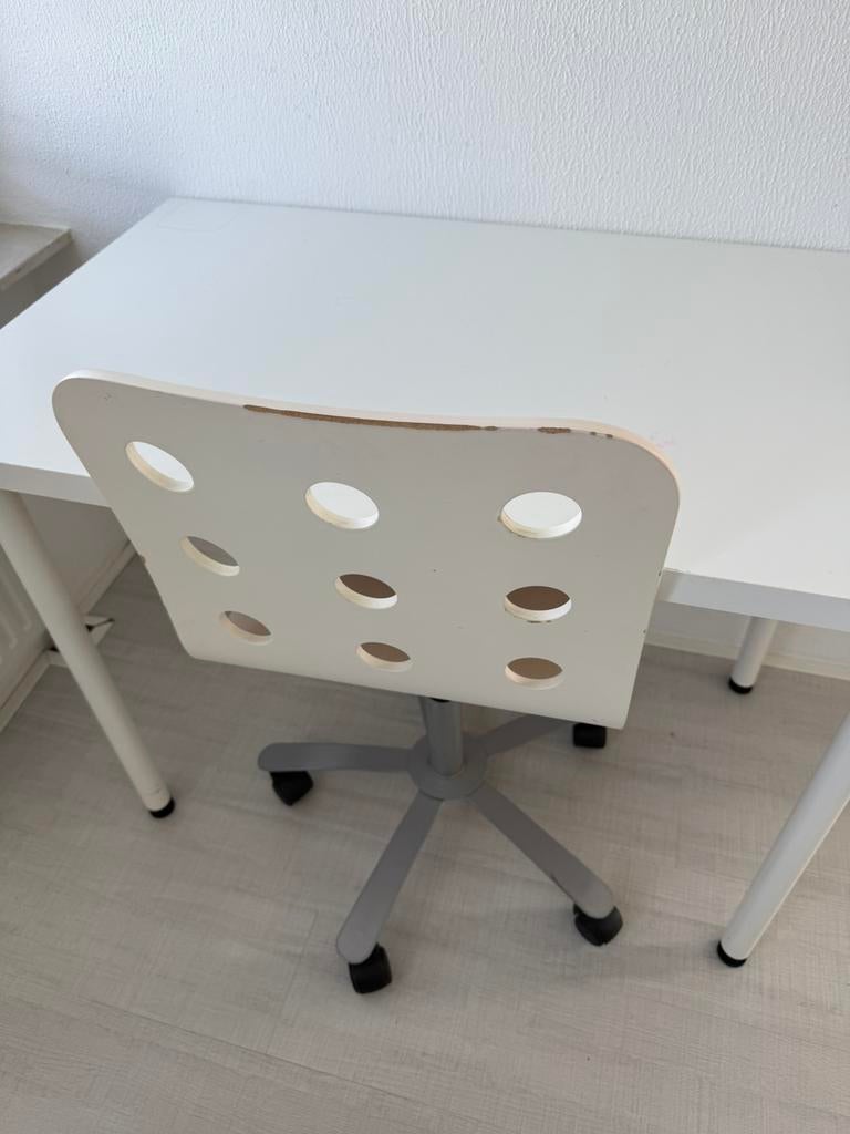 Gratis ophalen! Bureau met stoel van de ikea, Huis en Inrichting, Bureaus, Ophalen of Verzenden, Gebruikt