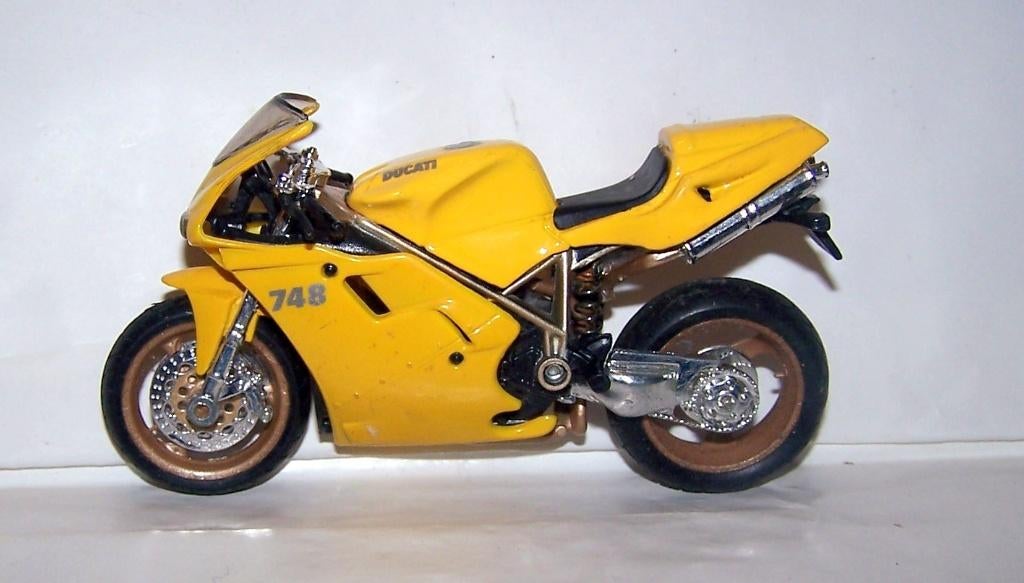 Prachtig model Ducati 748. Bburago. Nwst., Hobby en Vrije tijd, Modelauto's | 1:18, Ophalen of Verzenden, Zo goed als nieuw, Motor