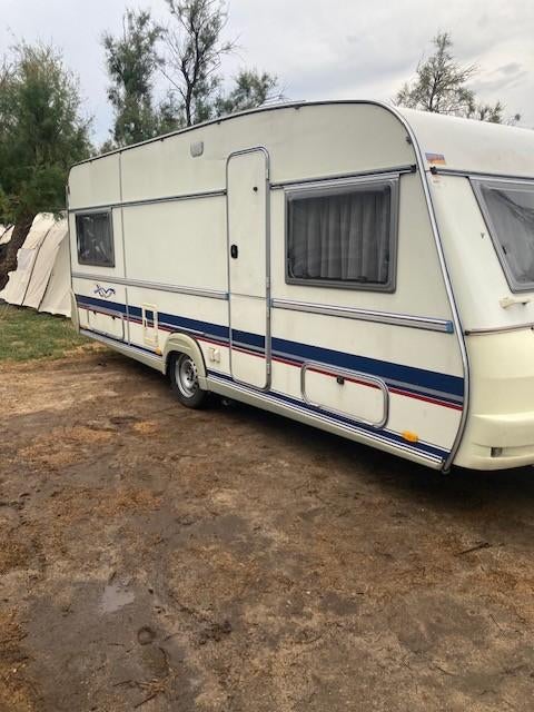 Wilk 560 bj 1998 staat in spanje, Caravans en Kamperen, Caravans, Particulier, tot en met 4, 1250 - 1500 kg, Rondzit, Wilk, 2 aparte bedden