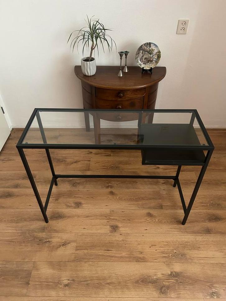 IKEA Bureau / Bijzettafel met Glasplaat - Zo goed als nieuw, Huis en Inrichting, Bureaus, Zo goed als nieuw, Ophalen