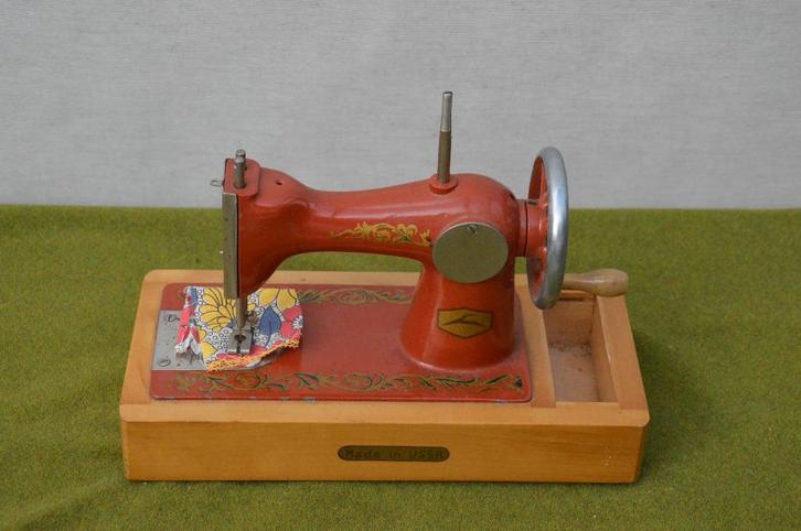 Vintage kindernaaimachine, Made in USSR Jaren 70, 25cm, Antiek en Kunst, Antiek | Speelgoed, Ophalen of Verzenden