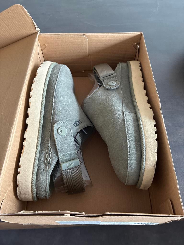 UGG Goldenstar Clog Nubuck Green - Maat 39, Kleding | Dames, Schoenen, Ophalen of Verzenden, Zo goed als nieuw, Groen, Instappers