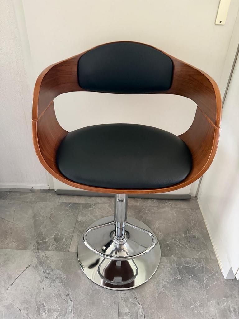 Barkruk met houten kuip en zwarte zitting, Ophalen, Gebruikt, In hoogte verstelbaar, Hout